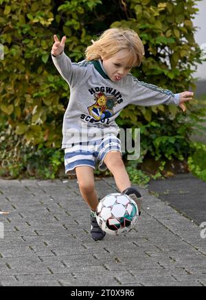 Garçon, blond, 5 ans, joue au football, coups de pied, Stuttgart, Baden-Wuerttemberg, Allemagne Banque D'Images