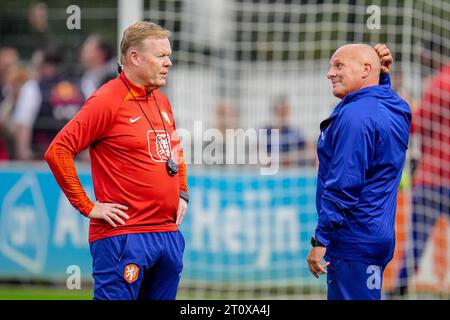 Zeist, pays-Bas. 09 octobre 2023. ZEIST, PAYS-BAS - OCTOBRE 9 : l'entraîneur-chef Ronald Koeman des pays-Bas discute avec le physiothérapeute René Wormhoudt lors d'une session d'entraînement de l'équipe de football des pays-Bas au campus KNVB le 9 octobre 2023 à Zeist, pays-Bas (photo de Rene Nijhuis/Orange Pictures) crédit : Orange pics BV/Alamy Live News Banque D'Images