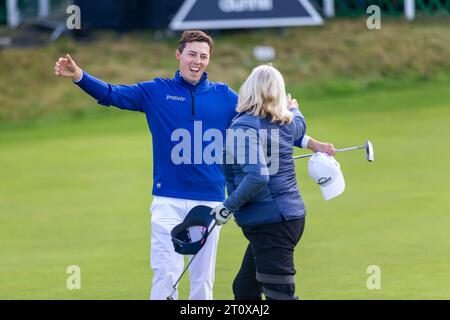 St Andrews, Écosse. 9 octobre 2023. Matt et sa mère Susan Fitzpatrick après avoir terminé leur troisième et dernière ronde sur le Old course du Alfred Dunhill Links Championship 2023. Crédit : Tim Gray/Alamy Live News Banque D'Images