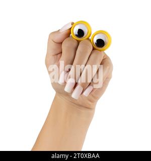 Main féminine adulte avec de longs ongles carrés ombrés manucurés, avec des yeux beady faisant des gestes mèmes drôles. Isolé sur fond blanc. Banque D'Images