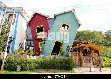 Prados, Minas Gerais, Brésil - 08 octobre 2023 : Maison tordue, espace culturel situé dans le quartier de Bichinho, à l'intérieur de Minas Gerais, B Banque D'Images