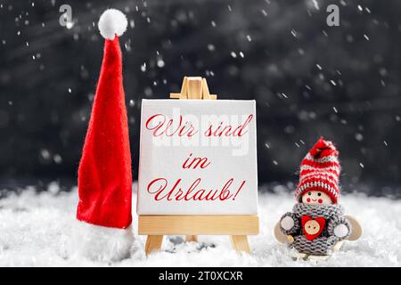 9 octobre 2023 : signe dans le paysage enneigé à Noël avec l'inscription : nous sommes en vacances. Fermé et concept de vacances en décembre PHOTOMONTAGE *** Schild in Schneelandschaft zu Weihnachten mit der Aufschrift : WIR sind im Urlaub. Geschlossen und Ferien Konzept im Dezember FOTOMONTAGE crédit : Imago/Alamy Live News Banque D'Images