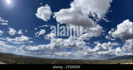 Couverture nuageuse de cumulus parfaite dans le désert près de Taos Nouveau Mexique Banque D'Images