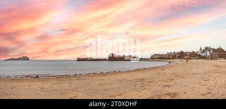 Vue panoramique de la plage de North Berwick, East Lothian, Écosse, Royaume-Uni au coucher du soleil le 28 septembre 2023 Banque D'Images