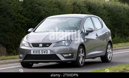 Bicester,Oxon.,UK - Oct 8th 2023 : 2015 SIÈGES gris IBIZA voiture classique conduisant sur une route de campagne anglaise. Banque D'Images