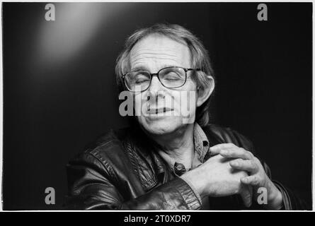 Le réalisateur Ken Loach au Festival du film de Cardiff, pays de Galles, Royaume-Uni, pour promouvoir son film My Name is Joe en août 1998. Photo : Rob Watkins Banque D'Images