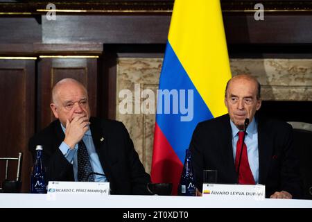 Bogota, Colombie. 09 octobre 2023. Le président de la CIDH, le juge Ricardo Perez (à droite) et le ministre colombien des Affaires étrangères, Alvaro Leyva (à droite) lors de l'installation de la session 162 de la Cour interaméricaine des droits de l'homme (CIDH) à Bogota, Colombie, le 9 octobre 2023. La Cour examinera les cas du Chili, du Guatemala et du Brésil. Photo : CHEPA Beltran/long Visual Press crédit : long Visual Press/Alamy Live News Banque D'Images