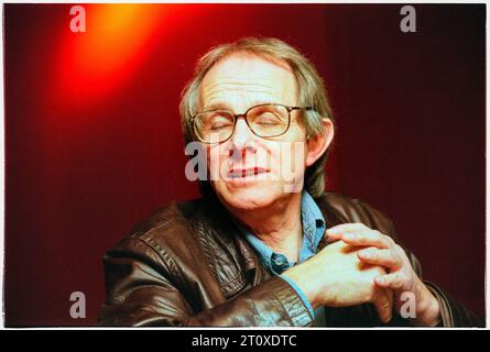 Le réalisateur Ken Loach au Festival du film de Cardiff, pays de Galles, Royaume-Uni, pour promouvoir son film My Name is Joe en août 1998. Photo : Rob Watkins Banque D'Images