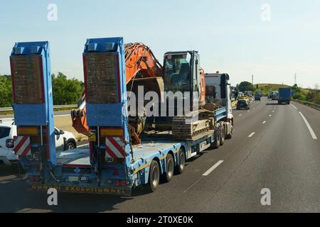 Vienne, France - 16 mai 2023 : un gros camion roule le le long de l'autoroute, transportant une charge cylindrique. Banque D'Images