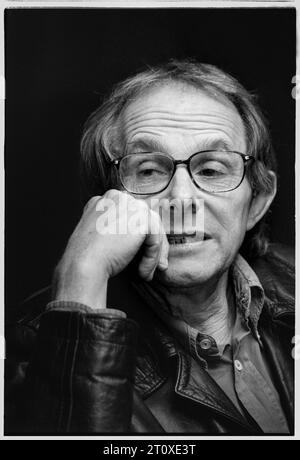 KEN LOACH, RÉALISATEUR, 1998 : le réalisateur Ken Loach au Festival du film de Cardiff, pays de Galles, Royaume-Uni pour promouvoir son film My Name is Joe en août 1998. Photo : Rob Watkins. INFO : Ken Loach, un cinéaste britannique prolifique, est célèbre pour ses films socialement conscients et politiquement chargés. Avec une carrière de plusieurs décennies, ses œuvres comme « Kes », « The Wind That Shakes the Barley » et « I, Daniel Blake » éclairent les enjeux sociétaux, lui méritant de nombreux prix et une reconnaissance internationale. Banque D'Images