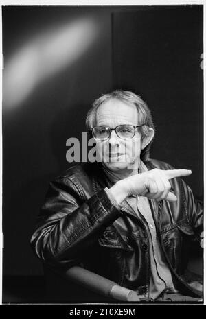 Le réalisateur Ken Loach au Festival du film de Cardiff, pays de Galles, Royaume-Uni, pour promouvoir son film My Name is Joe en août 1998. Photo : Rob Watkins Banque D'Images