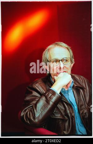 KEN LOACH, RÉALISATEUR, 1998 : le réalisateur Ken Loach au Festival du film de Cardiff, pays de Galles, Royaume-Uni pour promouvoir son film My Name is Joe en août 1998. Photo : Rob Watkins. INFO : Ken Loach, un cinéaste britannique prolifique, est célèbre pour ses films socialement conscients et politiquement chargés. Avec une carrière de plusieurs décennies, ses œuvres comme « Kes », « The Wind That Shakes the Barley » et « I, Daniel Blake » éclairent les enjeux sociétaux, lui méritant de nombreux prix et une reconnaissance internationale. Banque D'Images