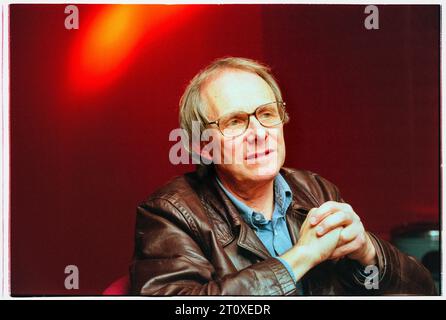 Le réalisateur Ken Loach au Festival du film de Cardiff, pays de Galles, Royaume-Uni, pour promouvoir son film My Name is Joe en août 1998. Photo : Rob Watkins Banque D'Images