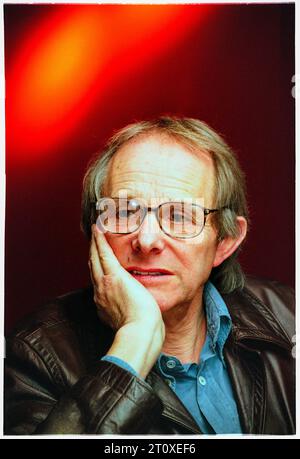 Le réalisateur Ken Loach au Festival du film de Cardiff, pays de Galles, Royaume-Uni, pour promouvoir son film My Name is Joe en août 1998. Photo : Rob Watkins Banque D'Images