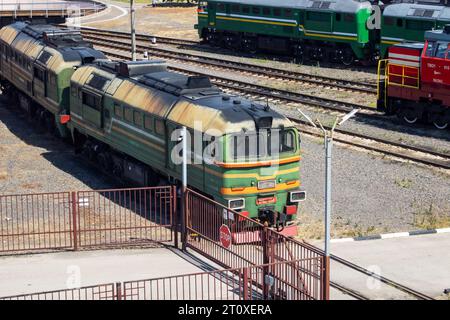 Minsk, Biélorussie - 09 août 2023 : trains au dépôt en été Banque D'Images