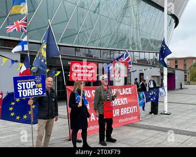 Liverpool, Royaume-Uni. 09 octobre 2023. Les partisans de l'UE manifestent pour un retour dans l'UE. L'action a eu lieu devant le lieu de la conférence annuelle du Parti travailliste. Crédit : Benedikt von Imhoff/dpa/Alamy Live News Banque D'Images