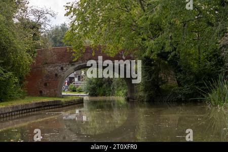 Le Grand Union Canal, Milton Keynes. Pont numéro 79 partie de l'infrastructure originale il était autrefois la route entre Great Linford et Willen Banque D'Images