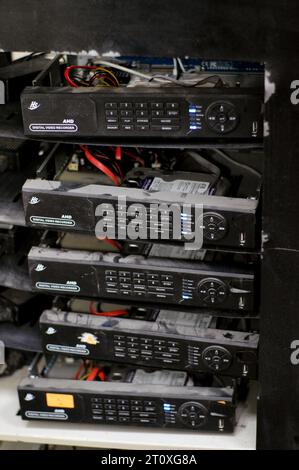 Le Caire, Egypte, octobre 3 2023 : HS AHD enregistreur vidéo numérique (DVR) Dusty rack, un dispositif électronique qui enregistre la vidéo dans un format numérique sur un disque dr Banque D'Images