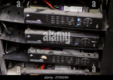 Le Caire, Egypte, octobre 3 2023 : HS AHD enregistreur vidéo numérique (DVR) Dusty rack, un dispositif électronique qui enregistre la vidéo dans un format numérique sur un disque dr Banque D'Images