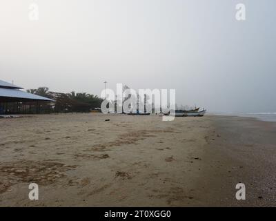 Cabanes de plage donnant la permission sur la plage de Benaulim dans l'état indien de Goa Banque D'Images