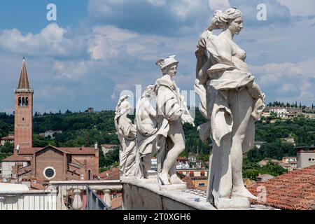 Vérone, Italie-12 juin 2023 ; quatre des statues de marbre représentant Hercule, Jupiter, Vénus, Minerve et Apollon au sommet du Palazzo Maffei Banque D'Images