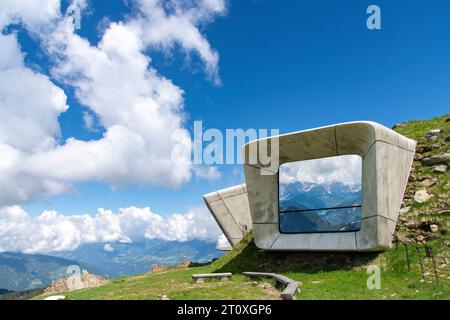 Kronplatz, Italie-14 juin 2023 ; Musée de la montagne Messner sur le sommet de la montagne Kronplatz à une altitude de 2 275 mètres au-dessus du niveau de la mer dans les Dolomites, Banque D'Images