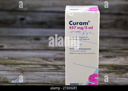 Caire, Égypte, octobre 1 2023 : Curam 457 mg par 5 ml (amoxycilline 400 mg et clavulanate de potassium 57 mg par 5 ml), peigne. de l'antibiotique à large spectre Banque D'Images