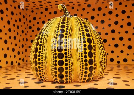 Washington DC, États-Unis-5 juillet 2023 ; gros plan de la citrouille jaune emblématique par l'artiste Yayoi Kusama dans le Hirshhorn Museum and Sculpture Garden dans le cadre du Banque D'Images