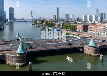 Rotterdam, pays-Bas-10 septembre 2023 ; vue de haut niveau de Koninginnebrug dans le Koningshaven avec un petit bateau passant sous le pont, avec Zalmha Banque D'Images