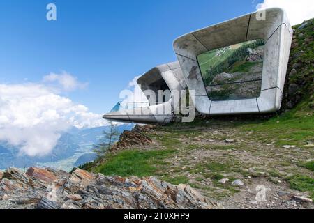 Kronplatz, Italie-14 juin 2023 ; Musée de la montagne Messner sur le sommet de la montagne Kronplatz à une altitude de 2 275 mètres au-dessus du niveau de la mer dans les Dolomites, Banque D'Images