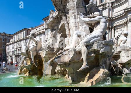 Rome, Italie-11 juin 2023 ; Fontaine Fiumi en marbre du 16e siècle (Fontana dei Fiumi) sur la Piazza Navona honorant les quatre rivières avec des bâtiments historiques Banque D'Images