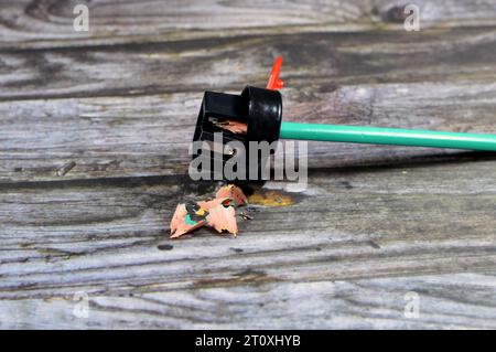 taille-crayon manuel, pointeur, bec ou topper, un outil pour aiguiser la pointe d'écriture d'un crayon en rasant sa surface usée, le reste après Banque D'Images