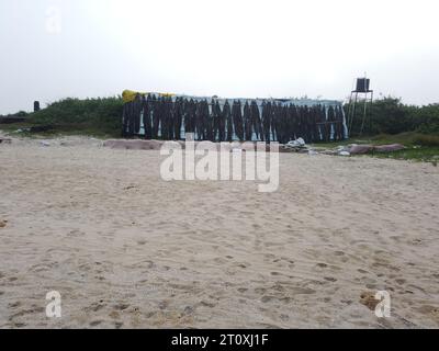 Cabanes de plage donnant la permission sur la plage de Benaulim dans l'état indien de Goa Banque D'Images