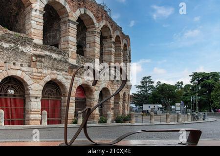 Vérone, Italie-13 juin 2023 ; monument symbolique du cœur sur la Piazza Bra en face de l'ancienne arène de Vérone qui est un amphithéâtre romain construit en 30 après JC Banque D'Images