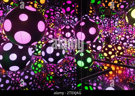 Washington DC, USA-5 juillet 2023 ; œuvre de Yayoi Kusama, Infinity Mirrored Room—My Heart is Dancing into the Universe au Hirshhorn Museum and Sculptur Banque D'Images