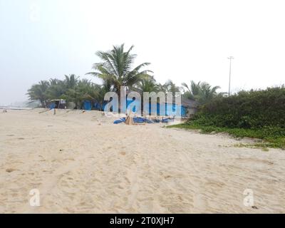 Cabanes de plage donnant la permission sur la plage de Benaulim dans l'état indien de Goa Banque D'Images