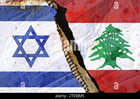 FOTOMONTAGE, Fahnen von Israel und Libanon mit Riss *** PHOTOMONTAGE, drapeaux d'Israël et du Liban avec crédit lacrymal : Imago/Alamy Live News Banque D'Images