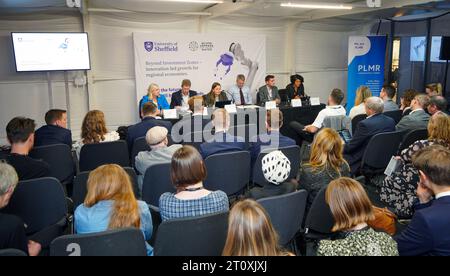 (De gauche à droite) Maria Laine de Boeing, le professeur Koen Lamberts de l'Université de Sheffield, Zoe Gruenwald de The New Statesman, Oliver Coppard South Yorkshire Maire et Paul Swinnie Centre for Cities et le député Chi Onwurah discutent avec les délégués à Beyond Investment zones: une croissance axée sur l'innovation pour les économies régionales, une table ronde organisée par l'Université de Sheffield. Date de la photo : lundi 9 octobre 2023. Banque D'Images