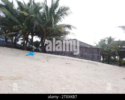 Cabanes de plage donnant la permission sur la plage de Benaulim dans l'état indien de Goa Banque D'Images