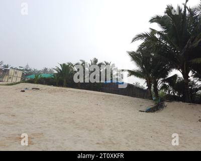 Cabanes de plage donnant la permission sur la plage de Benaulim dans l'état indien de Goa Banque D'Images