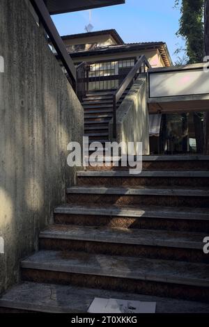 Escalier en béton à l'extérieur d'un bâtiment Banque D'Images