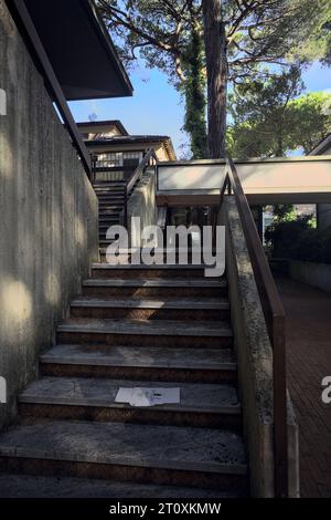 Escalier en béton à l'extérieur d'un bâtiment Banque D'Images