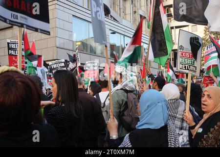 Londres, Royaume-Uni, 9 octobre 2023. Alors que la terrible situation continue au Moyen-Orient, 1000 partisans pro-palestiniens se sont rassemblés devant l'ambassade d'Israël sur High Street Kensington. Des drapeaux ont été agités et des appels ont été lancés en faveur de la liberté pour la Palestine. Crédit : Monica Wells/Alamy Live News Banque D'Images