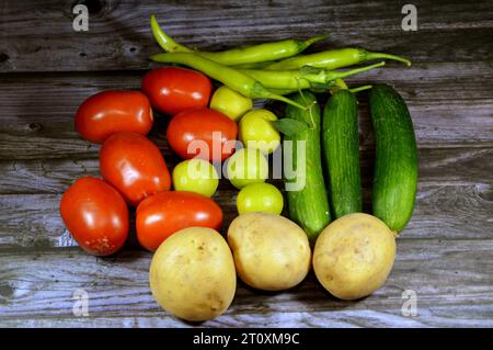Légumes, parties de plantes qui sont consommées par les humains ou d'autres animaux comme nourriture, alimentation saine, concept de perte de poids, pile de divers légumes, tomate Banque D'Images