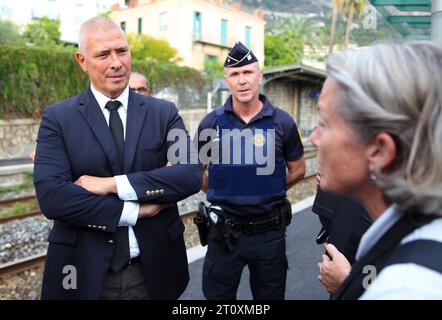 Menton, France - 09 octobre 2023 : le préfet du département administratif français des Alpes-Maritimes, Hugues Moutouh, visite la frontière franco-italienne avec la police en raison de la crise migratoire. Mandoga Media Allemagne le préfet des Alpes-Maritimes Hugues Moutouh visite la frontière franco-italienne à Menton *** Menton, France 09 octobre 2023 le préfet du département administratif français des Alpes-Maritimes, Hugues Moutouh visite la frontière franco-italienne avec la police en raison de la crise migratoire Mandoga Media Allemagne Préfet des Alpes Maritimes Hugues Moutouh visite le français italien B. Banque D'Images