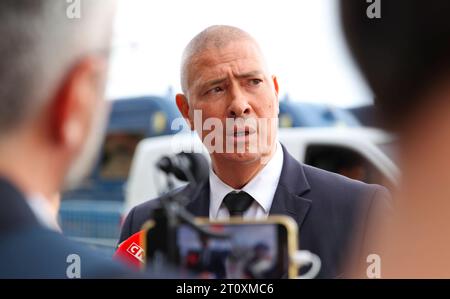 Menton, France - 09 octobre 2023 : le préfet du département administratif français des Alpes-Maritimes, Hugues Moutouh, visite la frontière franco-italienne avec la police en raison de la crise migratoire. Mandoga Media Allemagne le préfet des Alpes-Maritimes Hugues Moutouh visite la frontière franco-italienne à Menton *** Menton, France 09 octobre 2023 le préfet du département administratif français des Alpes-Maritimes, Hugues Moutouh visite la frontière franco-italienne avec la police en raison de la crise migratoire Mandoga Media Allemagne Préfet des Alpes Maritimes Hugues Moutouh visite le français italien B. Banque D'Images