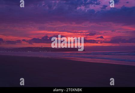 Lever du soleil rose brûle ciel avec des motifs de nuages étonnants près de la plage, photo prise à la plage de Geriba. Buzios, Brésil. Banque D'Images