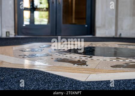 Ames, IA, USA - 10.1,2023, vue au niveau du sol du symbole du zodiaque à l'entrée de la Memorial Union de l'Université d'État de l'Iowa. Banque D'Images