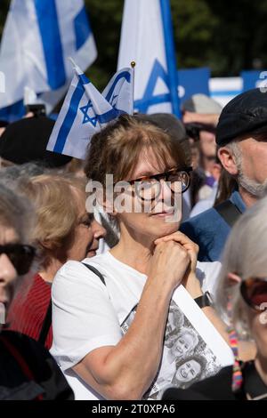 Boston, Massachusetts, États-Unis 9 octobre 2023 des personnes se rassemblent pour soutenir Israël sur le Boston Common après l'attaque du Hamas contre Israël. Le rassemblement parrainé par Combined Jewish Philanthropies. La foule d'environ 1000 personnes a été adressée par des chefs religieux et des politiciens, y compris le sénateur Elizabeth Warren et le sénateur Ed Markey et le gouverneur du Massachusetts Maura Healey. Crédit : Rick Friedman/Alamy Live News Banque D'Images