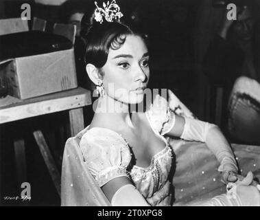 AUDREY HEPBURN sur le plateau Candid photo prise pendant la GUERRE ET LA PAIX 1956 réalisateur ROI VIDOR roman LEO TOLSTOY Costume Design MARIA DE MATTEIS musique NINO ROTA Dino de Laurentis / Paramount Pictures Banque D'Images